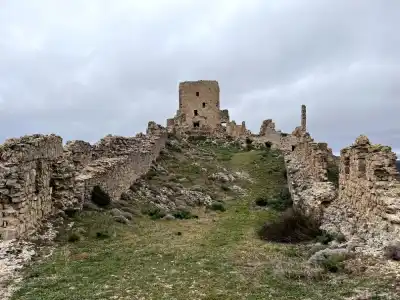 Imagen de portada para Fortaleza de Moya: la ciudad amurallada que desafía al tiempo en el corazón de Cuenca