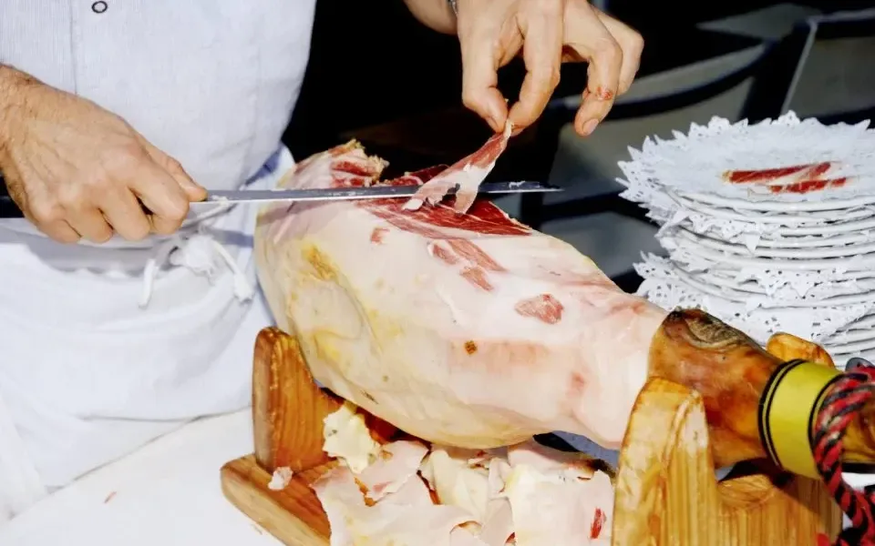 Imagen de portada del artículo: Curso de corte de jamón: herramienta vital en hostelería y otros eventos