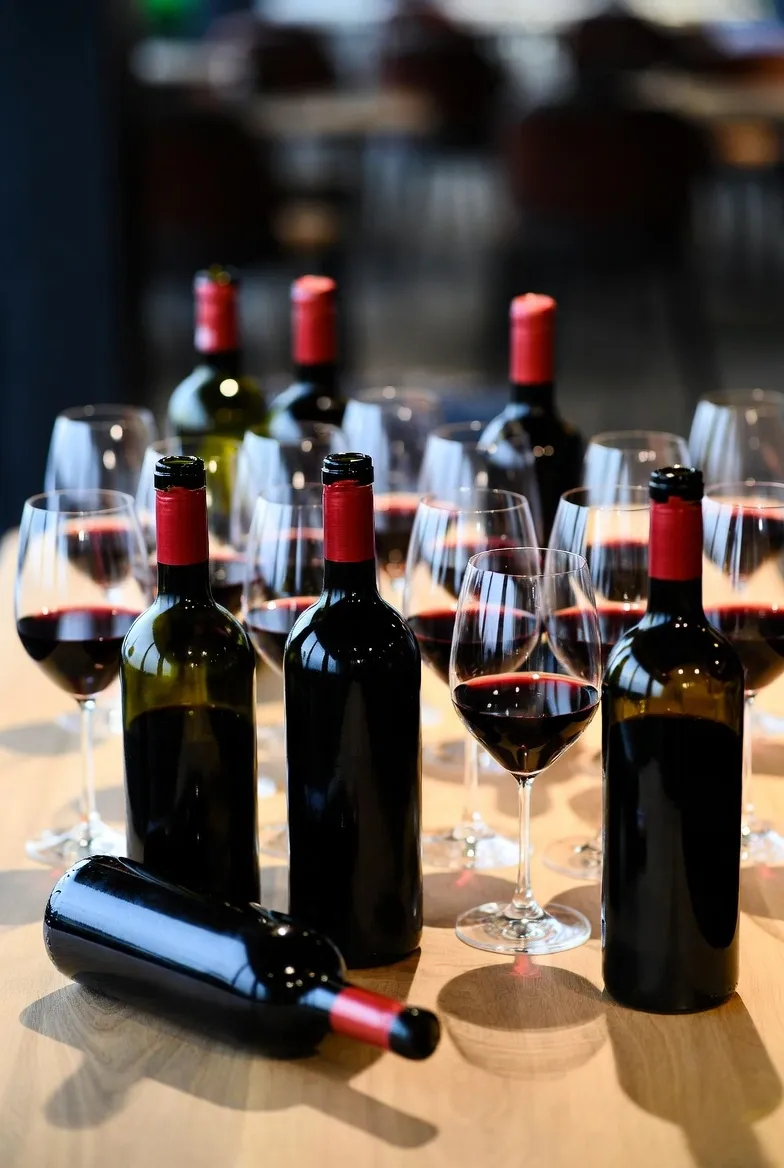 Copa de vino tinto Valdemeca Selección junto a una brasa encendida en la terraza de La Vinoteca de Valdemeca